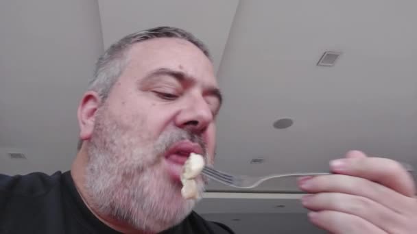 Man Eating Chicken Vegetables Fork — Αρχείο Βίντεο