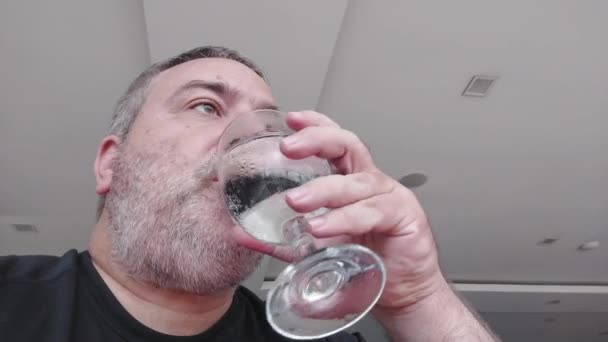 Человек Пьющий Стакан Воды — стоковое видео