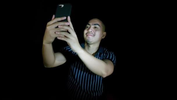 Een Aziatische Man Nemen Een Selfy — Stockvideo
