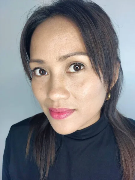 Una Persona Filipina Atractiva Seria Aislada — Foto de Stock