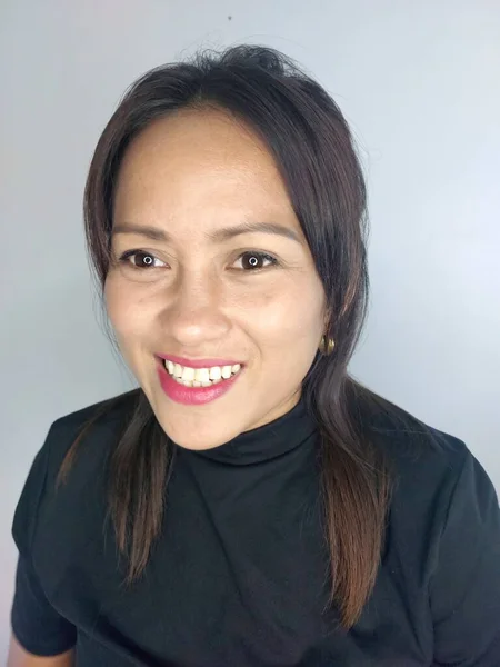Una Joven Asiática Hembra Sonriendo Aislado — Foto de Stock