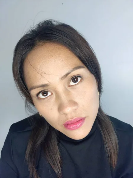 Una Mujer Filipina Seria Aislada — Foto de Stock