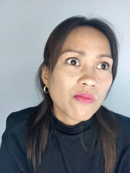 Förvirrad Filipina Kvinna Vuxen Isolerad — Stockfoto