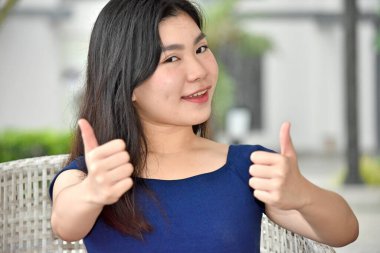 Genç Değişik Kız Öğrenci ve Mutluluk