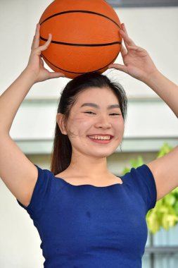 Gülümseyen Fit Çinli Kadın Basketbolcu