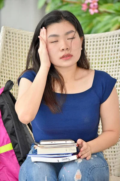 Estresado Hermosa Filipina Chica Estudiante Con Libros — Foto de Stock