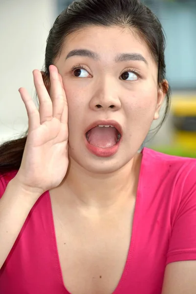 Een Jonge Chinese Volwassen Vrouw Schreeuwend — Stockfoto