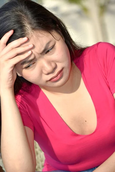 Orolig Ungdomlig Kinesisk Kvinna — Stockfoto