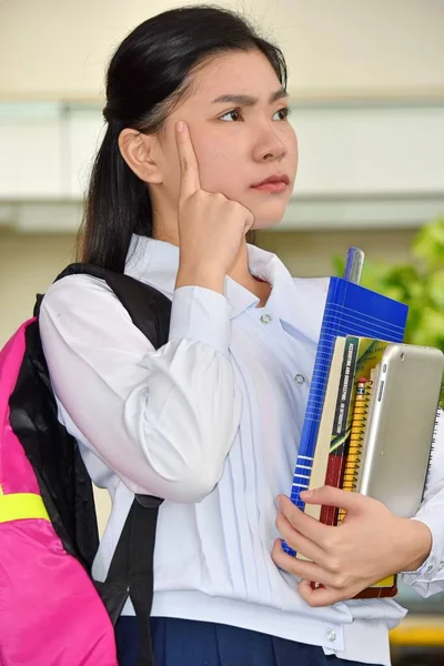 Pensativo Hermoso Chino Persona Usando Uniforme Escolar Con Cuadernos — Foto de Stock