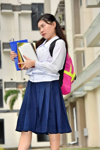 Chica Escuela Sin Emociones Que Usa Uniforme Escolar Con Libros — Foto de Stock