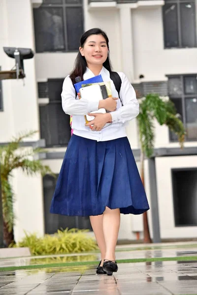 Usmívající Mladá Číňanka Studentka Nosí Školní Uniformu Chůze Kampusu — Stock fotografie