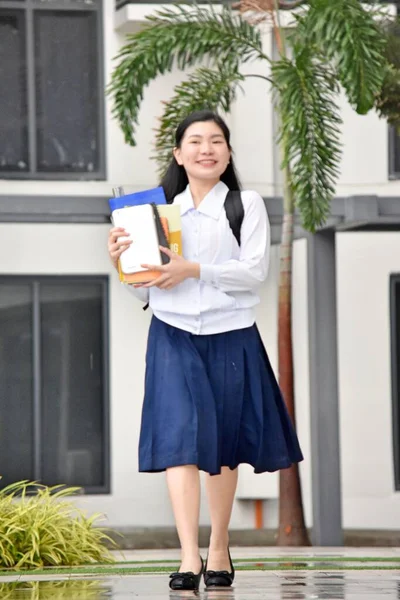 Mladistvý Dívka Student Štěstí Nosit Uniformu Stojící Kampusu — Stock fotografie