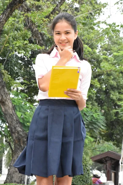 Estudante Pensativo Adolescente Escola Menina Vestindo Saia Com Livros Didáticos — Fotografia de Stock