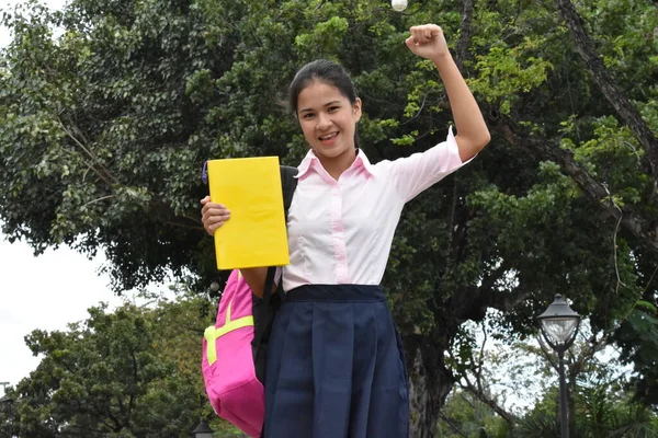 Περήφανη Μαθήτρια Της Μειονότητας Που Φοράει Φούστα Σχολικά Βιβλία — Φωτογραφία Αρχείου
