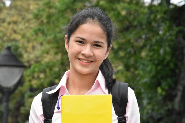 Sonriente Joven Estudiante Femenina Con Cuadernos —  Fotos de Stock