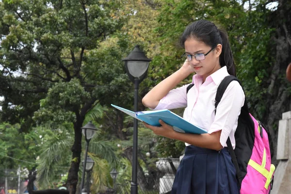 Κορίτσι Φοιτητής Και Σύγχυση Φορώντας Τσάντα Βιβλίων Φορητούς Υπολογιστές — Φωτογραφία Αρχείου