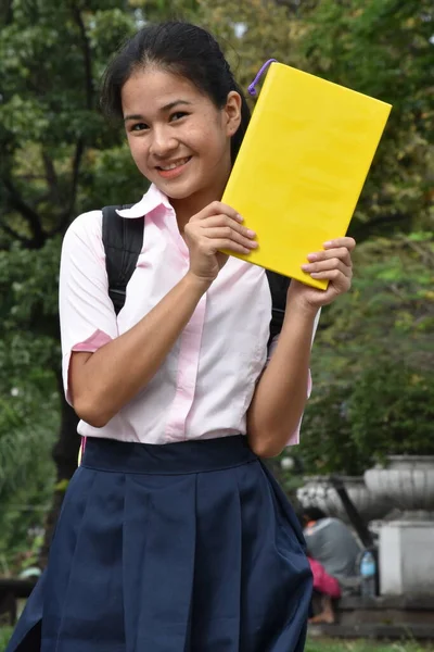 快乐可爱的少数民族学校女生 带着笔记本 — 图库照片