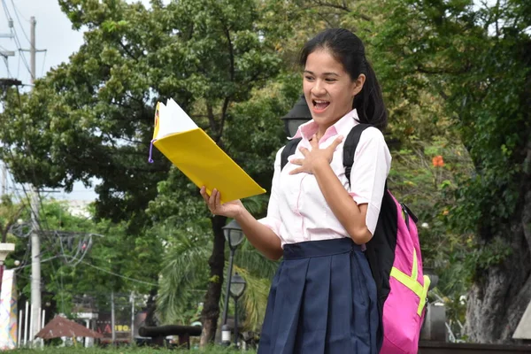 Νεανική Φιλιππινέζα Φοιτήτρια Διαβάζει Φορώντας Σακίδιο Πλάτης Βιβλία — Φωτογραφία Αρχείου