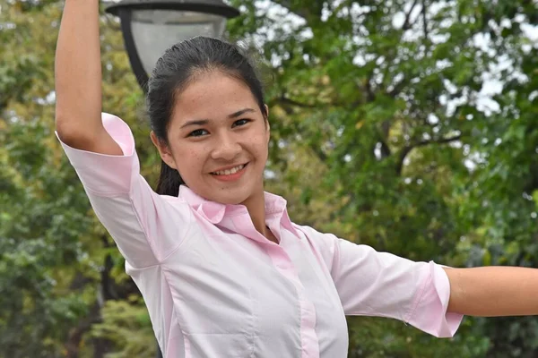Egy Ázsiai Tinédzser Lány Kint Táncol — Stock Fotó