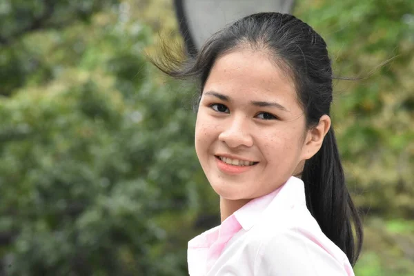 Una Sonriente Bonita Filipina Adolescente Chica —  Fotos de Stock