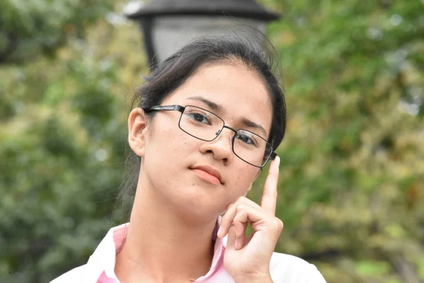 Una Estudiante Asiática Toma Decisiones — Foto de Stock