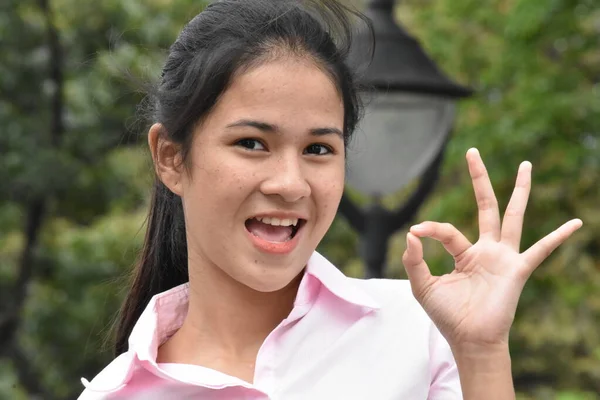 Filipína Žena Dobře Podepsat Venku — Stock fotografie