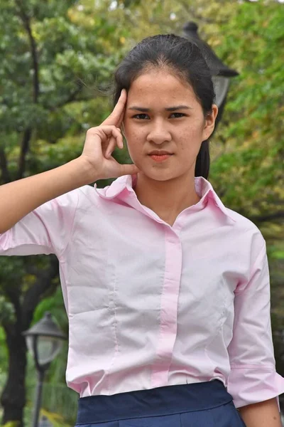 Philippine Nastolatek Dziewczyna Podejmowanie Decyzji Parku — Zdjęcie stockowe