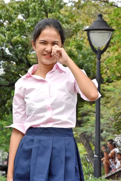 Pláč Mladá Asijská Osoba Nosí Růžové Tričko Veřejném Parku — Stock fotografie