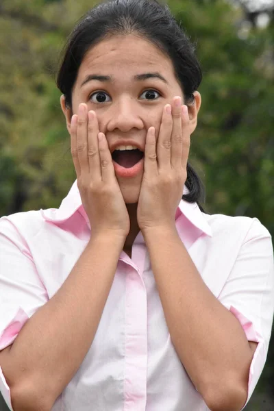 Překvapený Mladý Asijské Dospívající Dívka Sobě Růžové Tričko Headshot — Stock fotografie