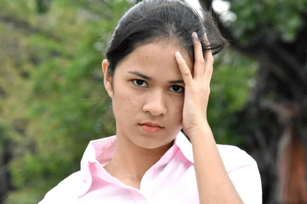Uma Bela Garota Filipina Sob Estresse — Fotografia de Stock