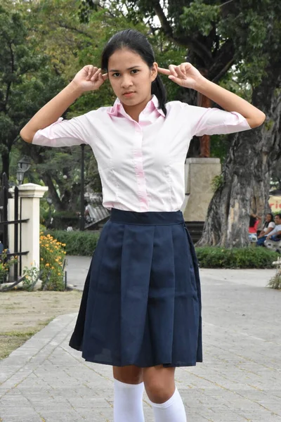 亚洲女孩和沉默穿着短裙站着 — 图库照片