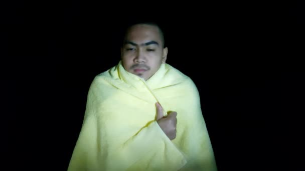 Battaniyeli Soğuk Asyalı Adam — Stok video