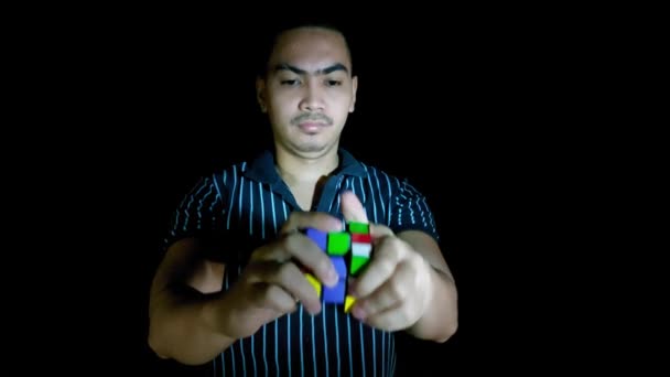 Aziatische Man Met Logica Puzzel Speelgoed — Stockvideo