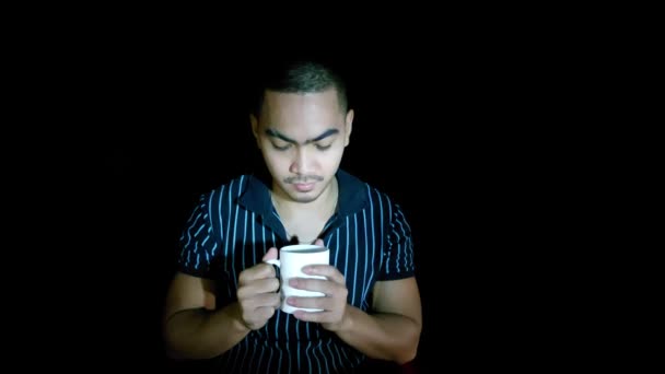 Aziatische Man Met Koffie Mok Geïsoleerd — Stockvideo