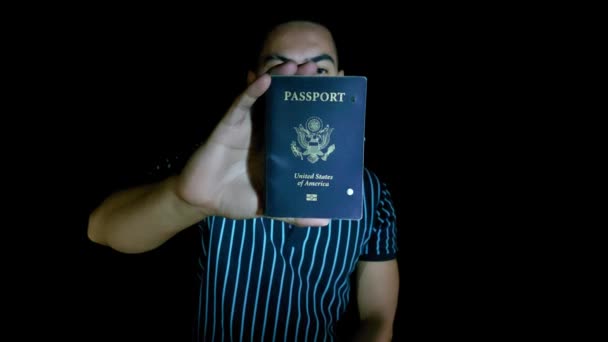 Hombre Sosteniendo Pasaporte Americano — Vídeo de stock