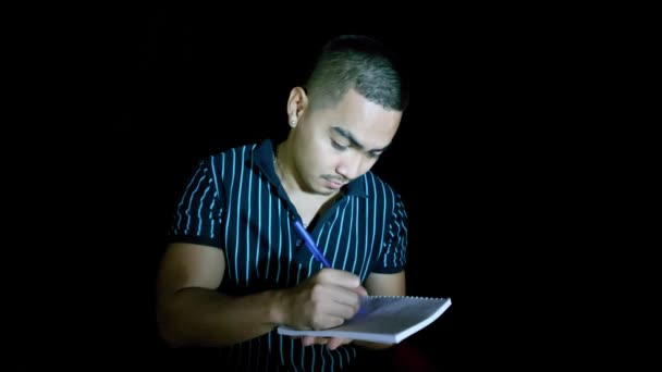 Asijský Člověk Psaní Notebooku Izolované — Stock video