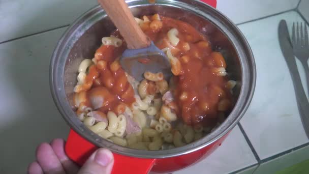 Matlagning Potta Med Pasta Och Tomatsås — Stockvideo