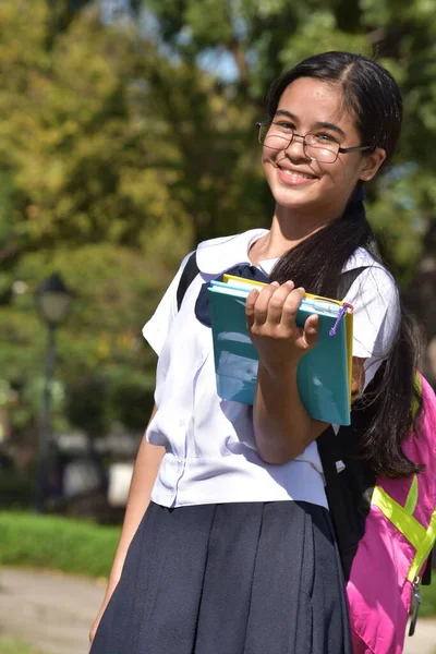 Inteligente Filipina Menina Estudante Sorrindo Vestindo Uniforme Escolar — Fotografia de Stock