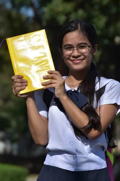 Zeki Filipinli Öğrenci Liseli Kız Ders Kitaplarıyla Mutluluk — Stok fotoğraf