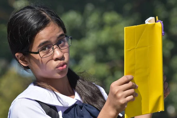 Kitaplı Gözlük Takan Genç Azınlık Öğrencisi Kız — Stok fotoğraf
