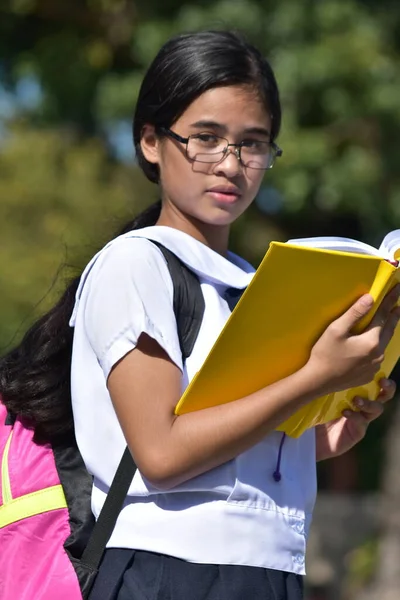 Красивая Разнообразная Женщина Студентка Чтение Носить Униформу Ноутбуками Носить Очки — стоковое фото