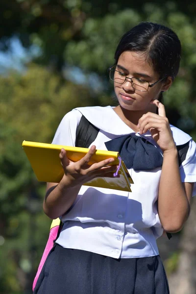 Έφηβη Μαθήτρια Που Διαβάζει Φορώντας Γυαλιά — Φωτογραφία Αρχείου