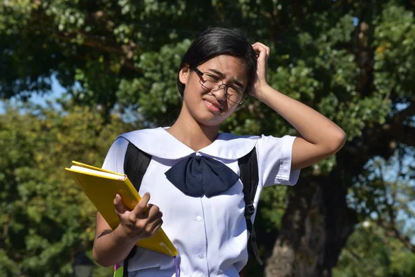 Kafası Karışmış Asyalı Kız Öğrenci Gözlüklü Ders Kitaplarıyla — Stok fotoğraf