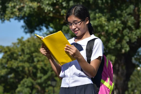 Έξυπνη Διαφορετική Φοιτήτρια Που Διαβάζει Φορώντας Γυαλιά — Φωτογραφία Αρχείου