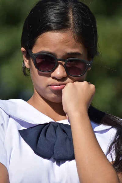 Piękna Zróżnicowana Nastolatka Dziewczyna Depresja Okularach Przeciwsłonecznych — Zdjęcie stockowe