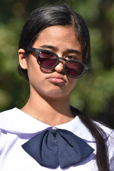 Nastolatka Robi Śmieszne Twarze Okularach Przeciwsłonecznych — Zdjęcie stockowe