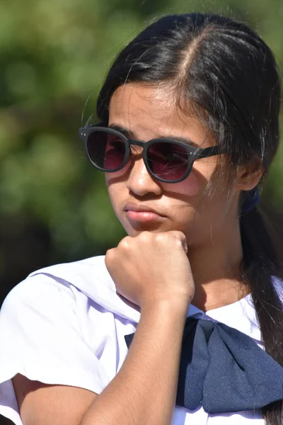 Chica Inteligente Preocupación Con Gafas Sol — Foto de Stock