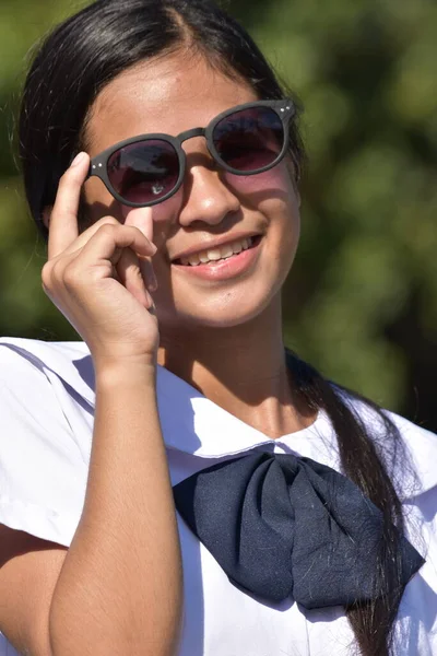 Jovem Adolescente Diversa Sorrindo Com Óculos Sol — Fotografia de Stock
