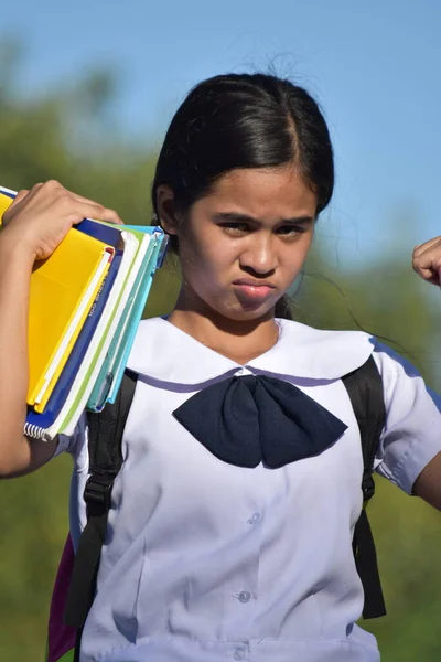 Defterleri Olan Kızgın Güzel Kız Öğrencisi — Stok fotoğraf