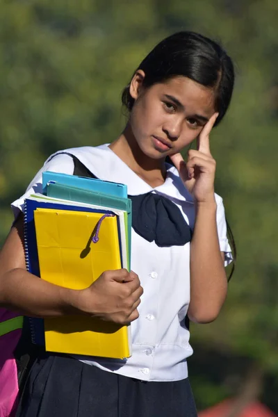 Chica Estudiante Toma Decisiones Usando Uniforme Escolar — Foto de Stock